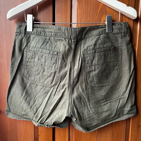 EUC - Roots Olive Green Women's Shorts Size 6 (waist 16”) - Picture 6 of 6